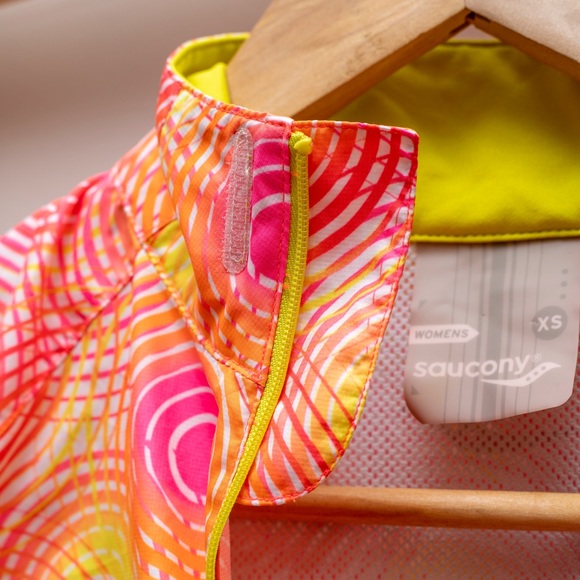 Saucony Women’s Runner windbreaker jacket - Picture 2 of 10